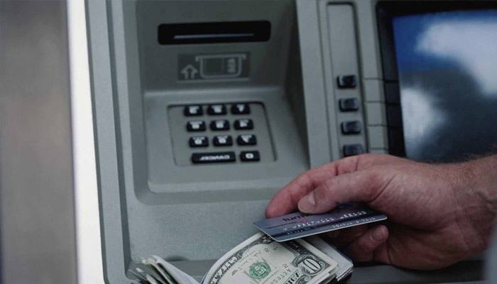 Мужчина получил деньги в банкомате